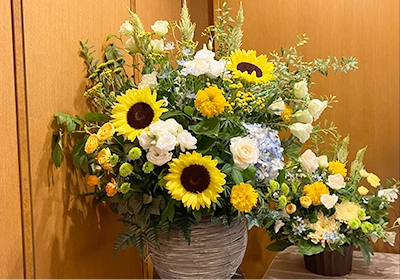 葬儀で飾られたカラフルな色味の明るいお花