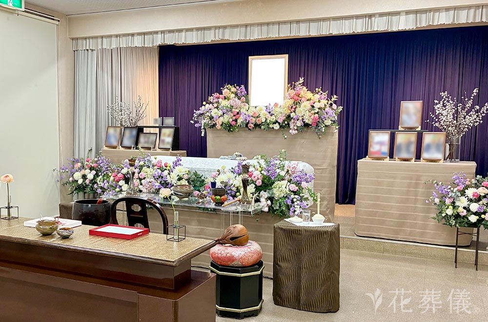 春の花に包まれての花祭壇