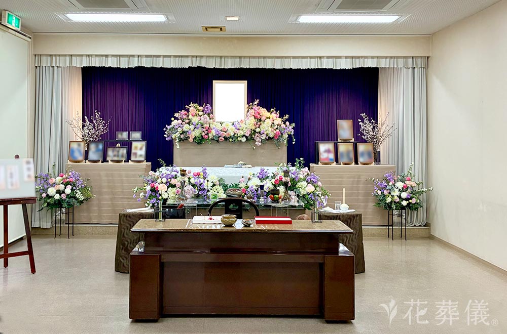 春の花に包まれての花祭壇