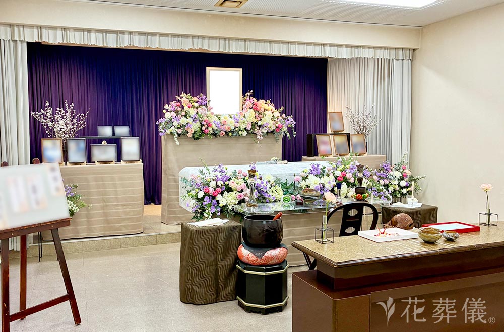 春の花に包まれての花祭壇