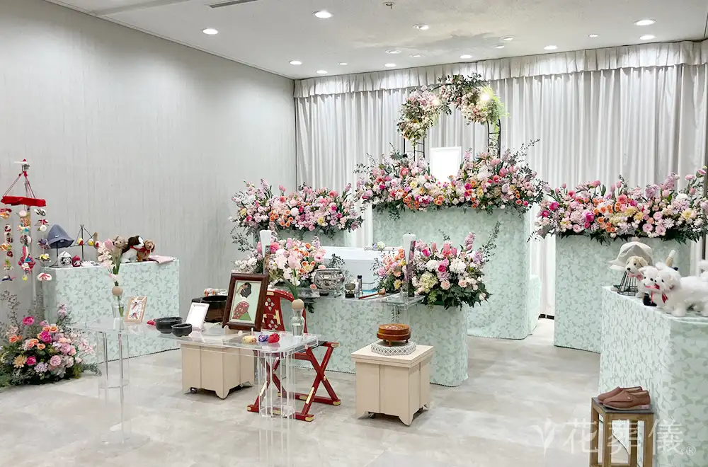 柔らかく華やかに優しくの花祭壇