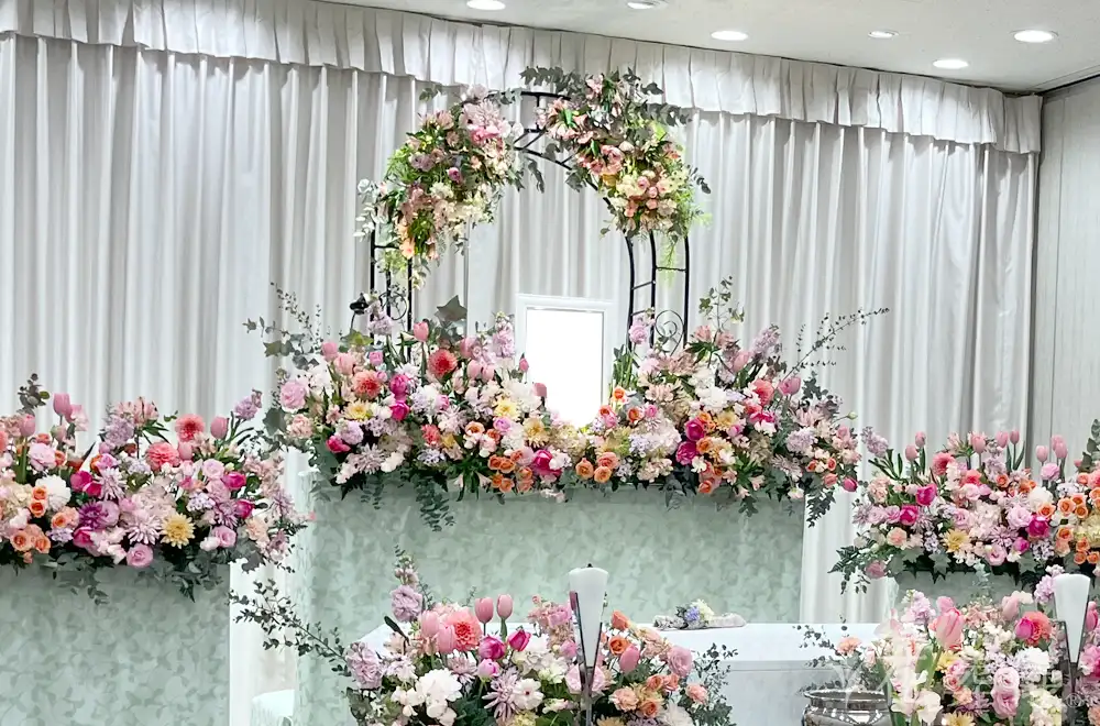 柔らかく華やかに優しくの花祭壇