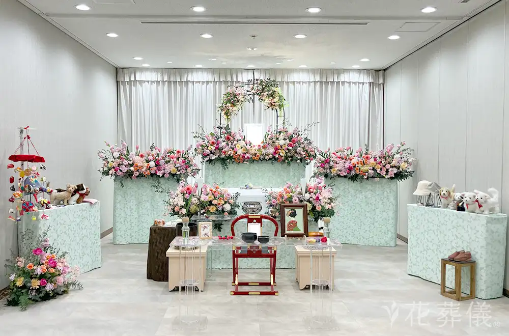 柔らかく華やかに優しくの花祭壇