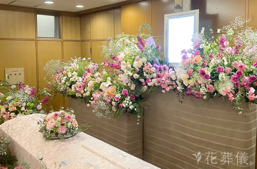 お庭で個展〜大好きなお酒と共に　の花祭壇