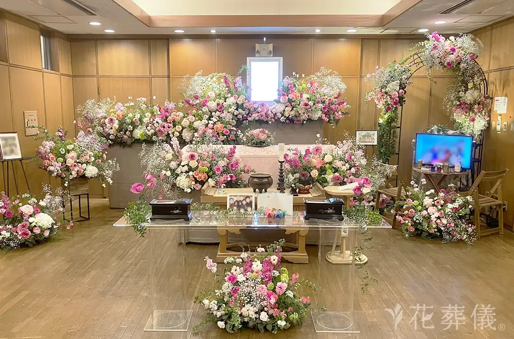 お庭で個展〜大好きなお酒と共に　の花祭壇