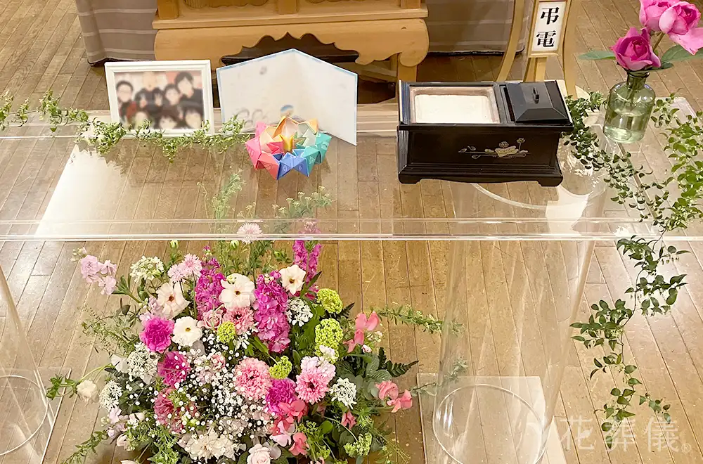 お庭で個展〜大好きなお酒と共に　の花祭壇