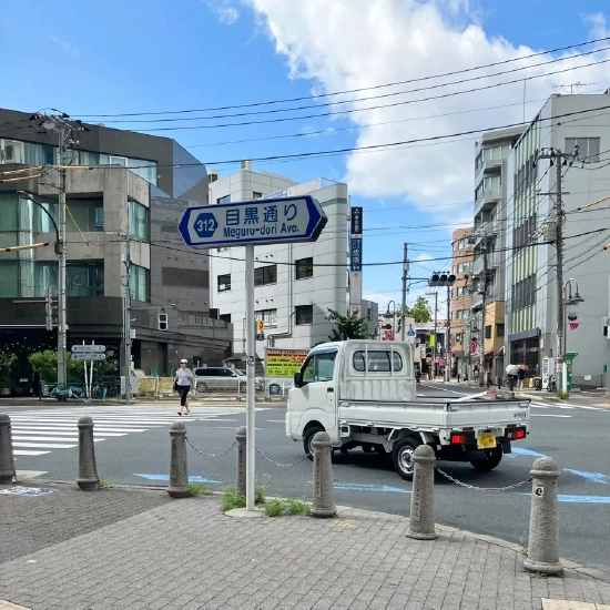 目黒通りの横断歩道を渡ります