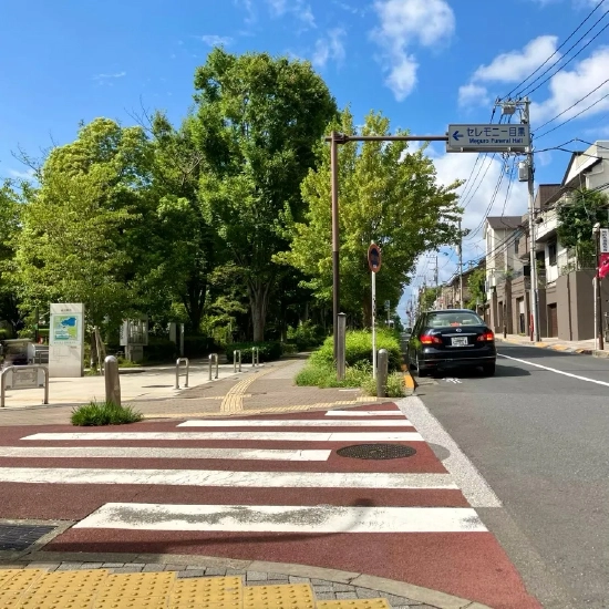「セレモニー目黒」の案内看板を左折します