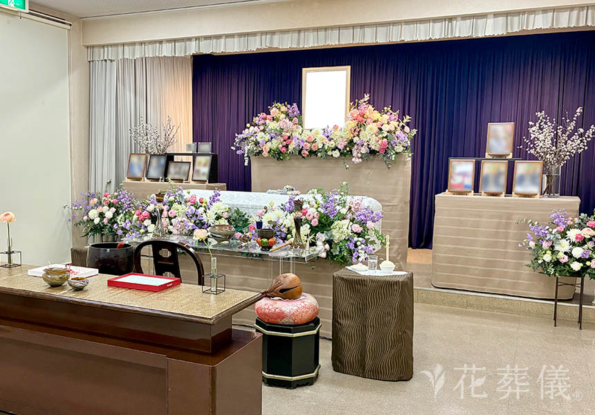 花祭壇の写真　お好きだった山の植物をイメージさせる春のお花に包まれるような空間をイメージして