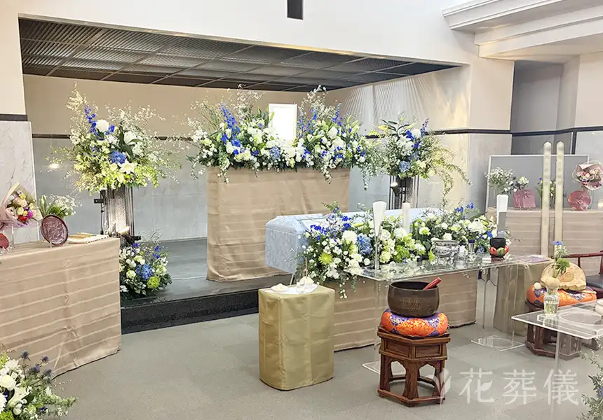 花祭壇の写真　定年退職後にはじめた鎌倉彫りをお飾りし、白、ブルーグ、リーン、雪柳、こでまりを使って、心配しないで、お疲れ様、ありがとうの空間をイメージして