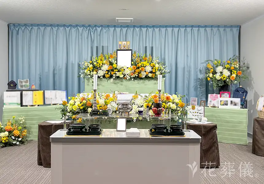 花の祭壇　ウォーキングや車がご趣味。そんなアクティブなお人柄をオレンジのお花で表現した祭壇