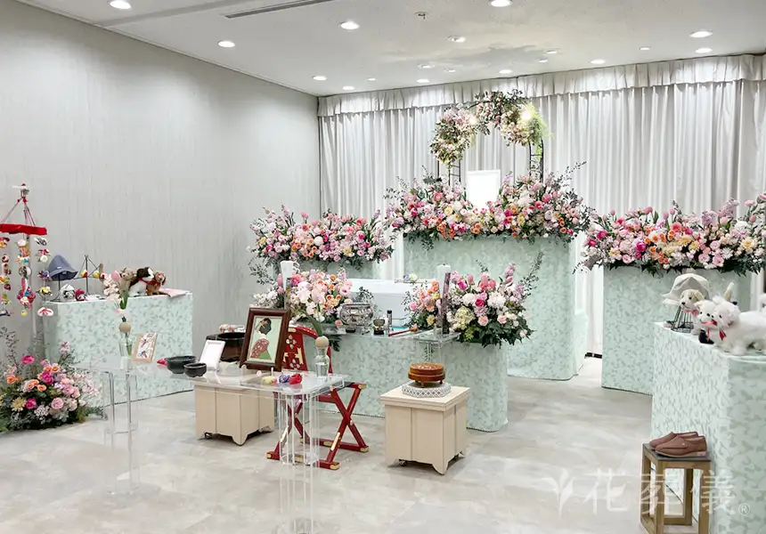 花祭壇のデザイン　優しいお人柄を淡いピンクやオレンジのお花を中心にポイントで濃いピンクやグリーンをお入れした花祭壇