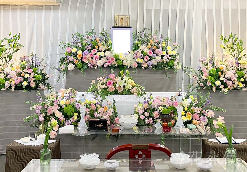 花の祭壇　上品で落ち着きのあるユリのようなお母様のイメージをユリと春のパステルカラーの花々で彩った花祭壇