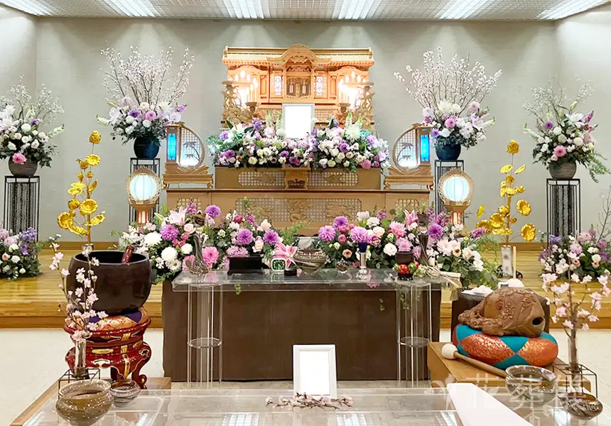 花祭壇の写真　季節がめぐり桜が咲くたびにお母様のことを思い返していただけるようにと桜をご用意し、華やかな空間をイメージして