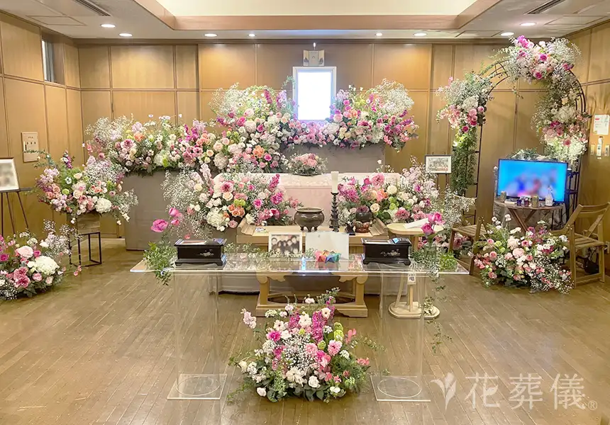 ご趣味でされていた塗り絵作品とピンクグラデーションと白グリーンのお色味のお花がなじむよう、自然でナチュラル感ある空間をイメージした祭壇