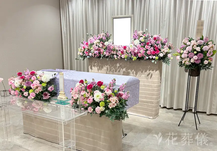 花葬儀の花祭壇　ピンク系を中心に、シンプルなデザインでポイントに赤いバラをお挿しした華やかな花祭壇