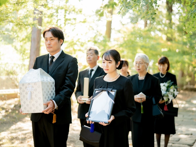 家族葬とは？特徴・流れ・メリット・デメリット