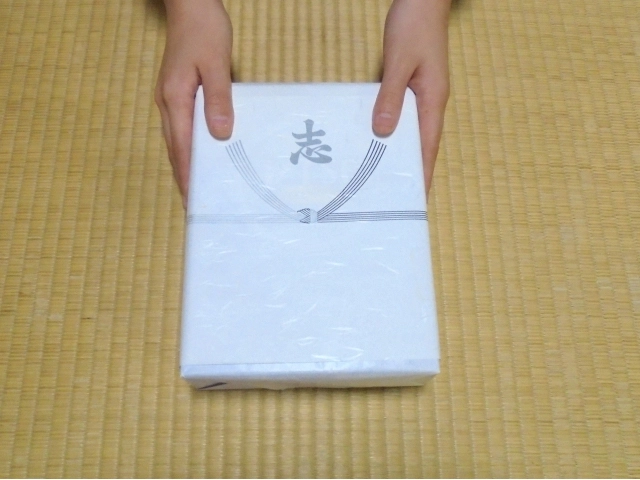 家族葬で弔電が届いたときの対応と返礼マナー