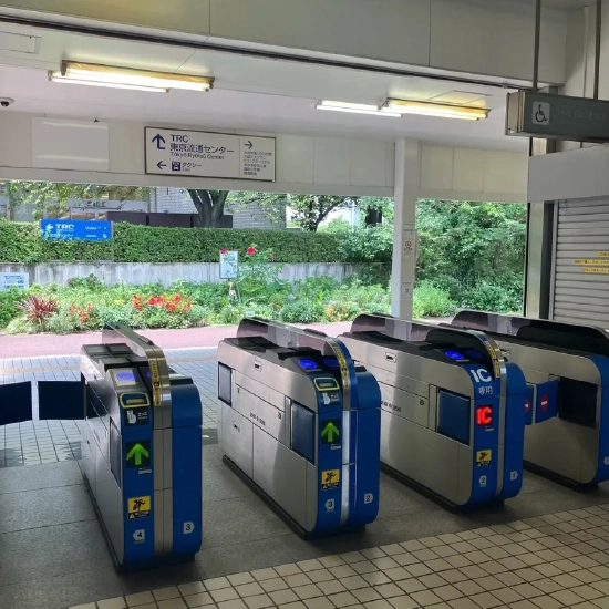 【駅改札出口】