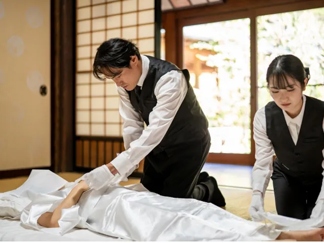 死装束へのお着替えはどう進む?
