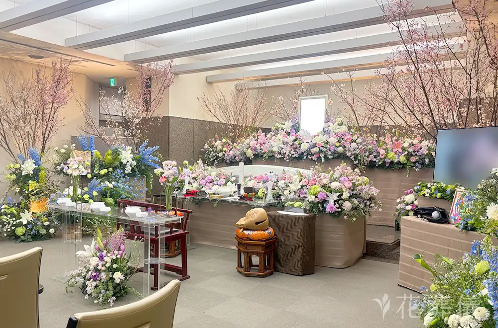 桜と春の香りに包まれての花祭壇