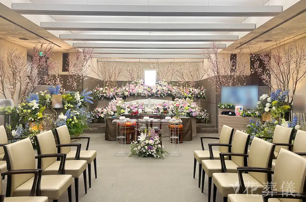 桜と春の香りに包まれての花祭壇