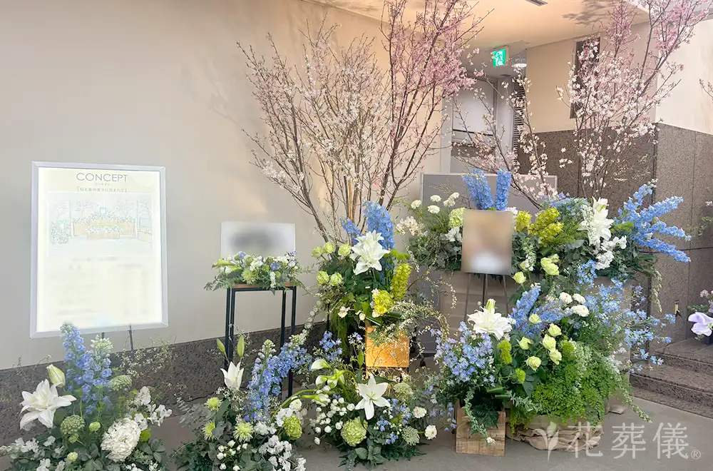 桜と春の香りに包まれての花祭壇