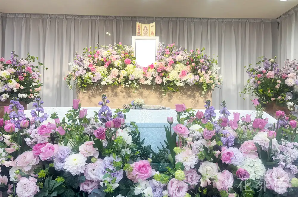 優しい空間での花祭壇