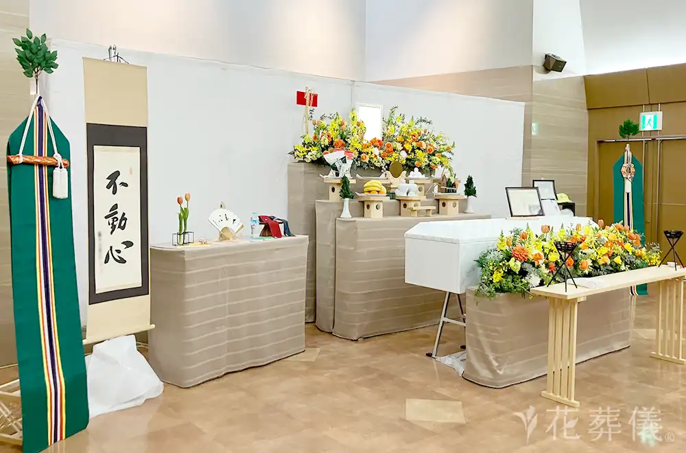 そのお人柄のように明るく温かな空間にの花祭壇