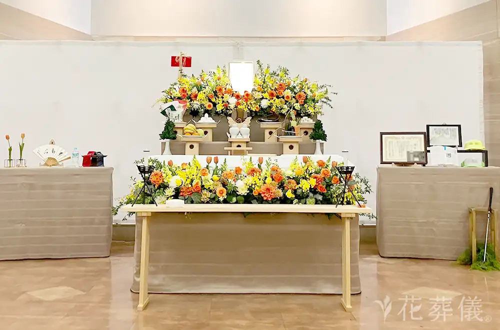 そのお人柄のように明るく温かな空間にの花祭壇