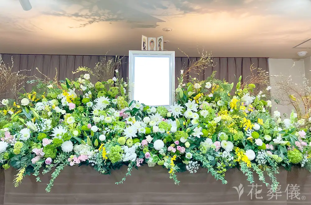 グリーンと感謝のお花と共に。の花祭壇