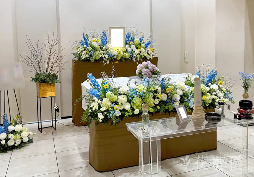 白系のお花を中心にポイントに黄色のお花をお入れし、ブルーのお花は、釣りで川や海に行かれてる空間をイメージして