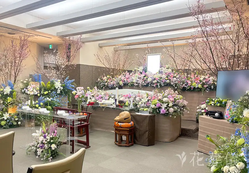 花祭壇の写真　たくさんの桜と色とりどりの花に囲まれ、まるでお花見のような空間をイメージして