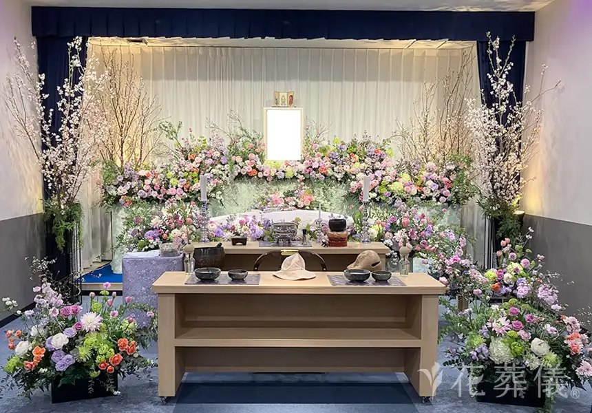 花祭壇ギャラリー　お母様への溢れんばかりの感謝を伝える、あたたかな空間となるよう、柔らかなお色味のお花と桜でイメージした祭壇