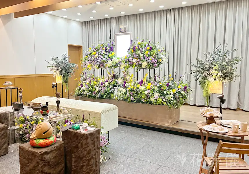 花の祭壇　フレンチガーデンで大好きなパンとフルーツでお茶してるイメージに。ナチュラルにしつつも整然と作り込まれた黄色のお花でフルーツ感をちょい足しした花祭壇