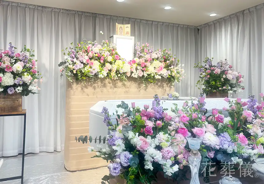 優しく包み込むような愛情を注がれていたお人柄をやわらかな色合いのお花をふんだんに使って優しい空間をイメージした花祭壇