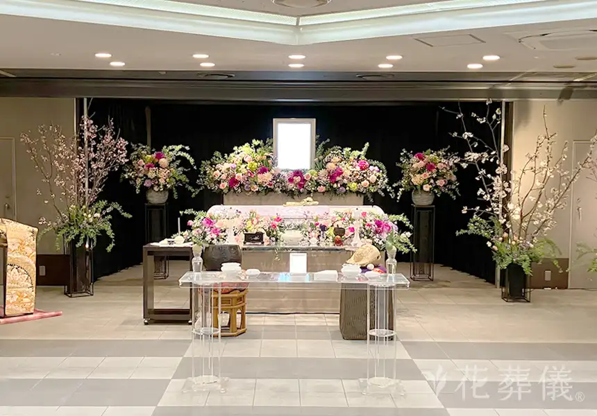 桜を基調としたデザインにお好きだったバラ と日本舞踊のお着物をお飾りした淡い雰囲気の花祭壇