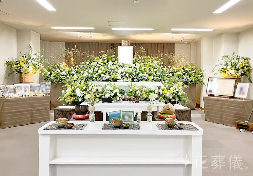 趣味だったゴルフのイメージをグリーンと白の花で表現し、白のダリアで、花言葉の「感謝」を伝える空間をイメージして 　
