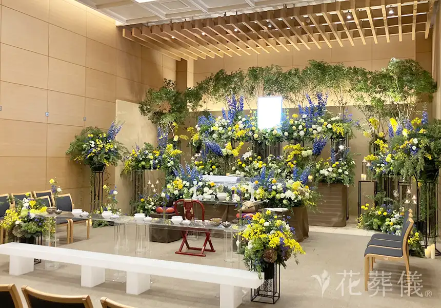 花祭壇ギャラリー　青・イエロー・白・グリーンのお花で夏の様なの空間を、式場入口付近は春の風を感じる桜やピンクのお花でお出迎えできる空間をイメージして
