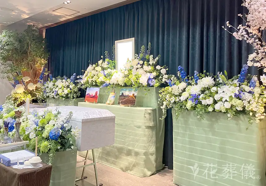 自然の中を散策されているように白やグリーンを基調に芯の強さをブルーの花でイメージした花祭壇