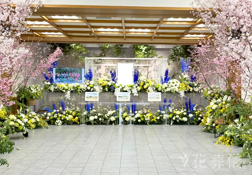 長年サッカーに携わったご主人様の卒業式をサッカーのグラウンドで、桜の花道を通り、最後にゴールをする空間をイメージした世界でたったひとつの花祭壇。