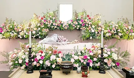 明るいピンクの花で感謝を込めた祭壇