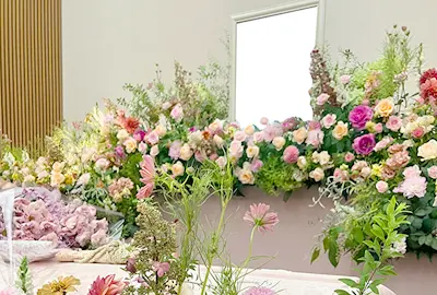 花に囲まれた祭壇