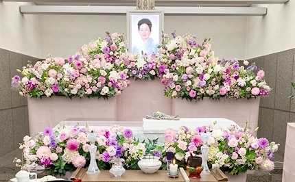 誰もが大満足の花いっぱいの祭壇