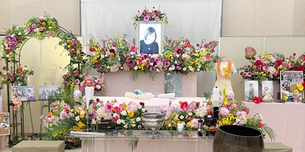 家族から「ありがとう」の思いを込めた青い薔薇を添えた祭壇