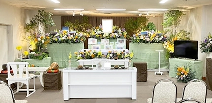 色とりどりの花に囲まれた明るく和やかな「お別れの会」