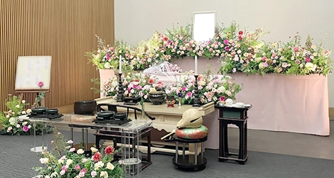 明るいピンクの花で感謝を込めたお見送り