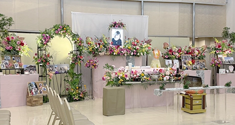 お客様インタビュー 家族から「ありがとう」の思いを込めた青い薔薇を添えて