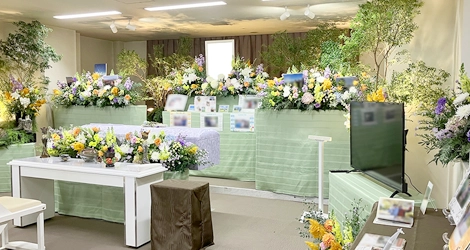 色とりどりの花に囲まれた明るく和やかな「お別れの会」