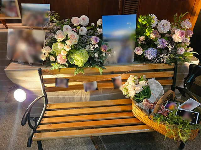 会場にはベンチを置いて女子トークの場を再現